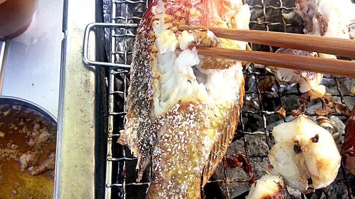カワハギとオジサンの刺身に塩焼きBBQ釣りメシ！贅沢朝食＠神津島