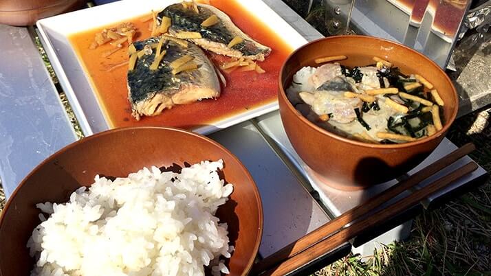 サバの干物で贅沢釣りメシ定食！煮物に焼き魚が絶品｜神津島釣りキャンプ