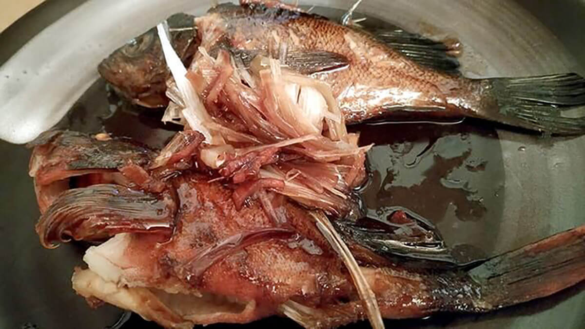 皿に盛り付けたメバルとカサゴの煮つけ