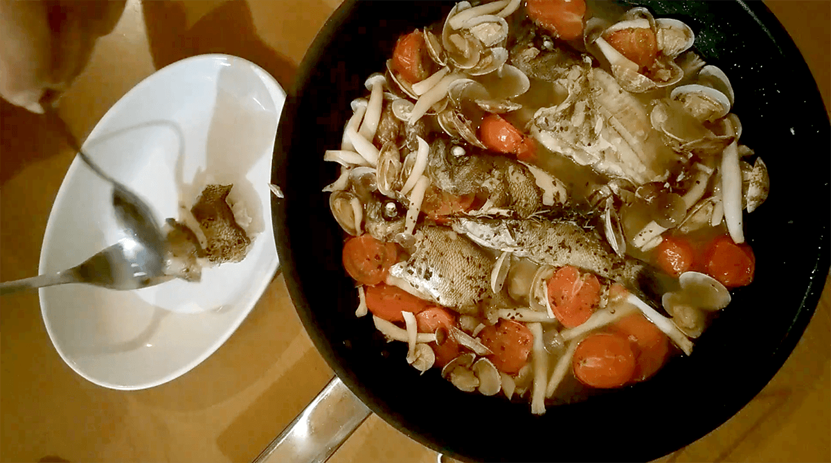 トマトと貝を入れて作った釣ったメバルのアクアパッツァ