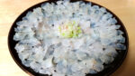 黒い皿に並べたカサゴとムラソイの薄造り