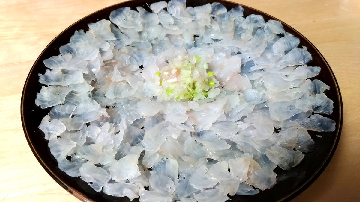 黒い皿に並べたカサゴとムラソイの薄造り