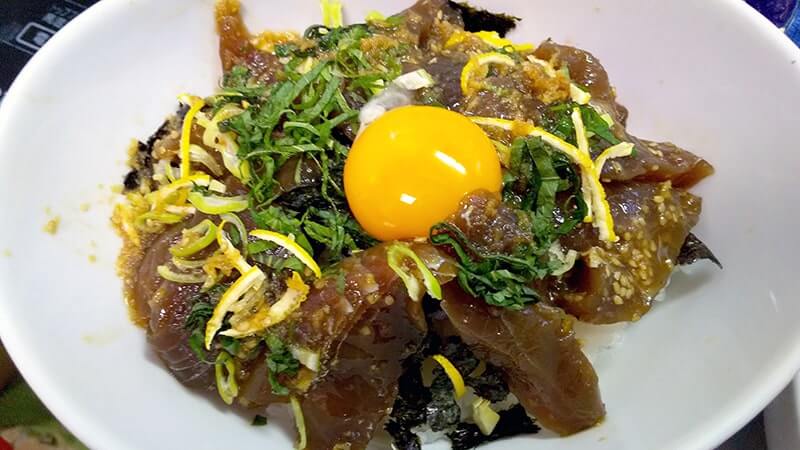 鰹の刺身の漬け丼！卵黄トロッと…簡単に作れておいしい【釣り飯レシピ】
