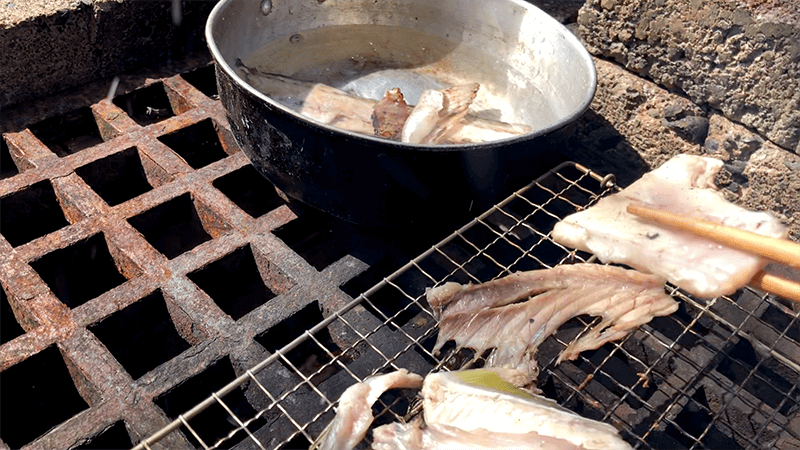 釣りたてカンパチの刺身とサバの塩焼きで釣りキャンプ飯BBQ！｜新島釣りキャンプ第二弾【DAY3 ランチ】