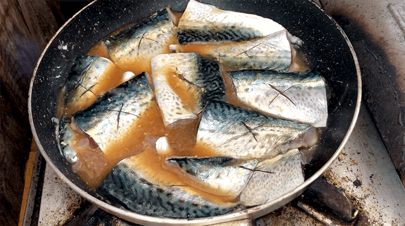 サバの味噌煮と竜田揚げ！鯖づくし釣りキャンプ飯だ！！｜新島釣りキャンプ第二弾【DAY5 ランチ】