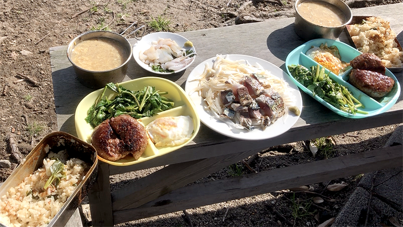 釣ったサバのたたきとイカ刺し…ハンバーグもつけてキャンプ飯！｜新島釣りキャンプ第二弾【DAY7 ランチ】