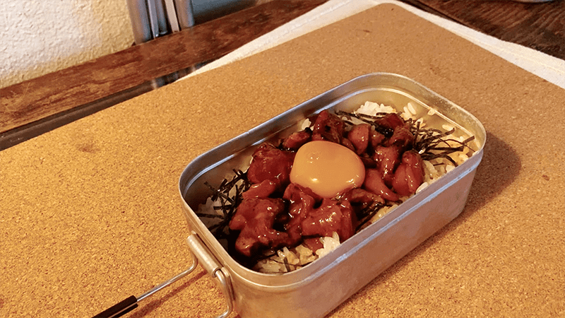 メスティン「缶詰焼き鳥丼」が簡単で旨い！｜家でキャンプごはん【キャンプ料理レシピ】