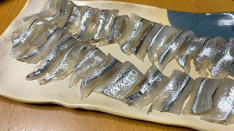 皿に並べたサヨリ刺身の盛り付け