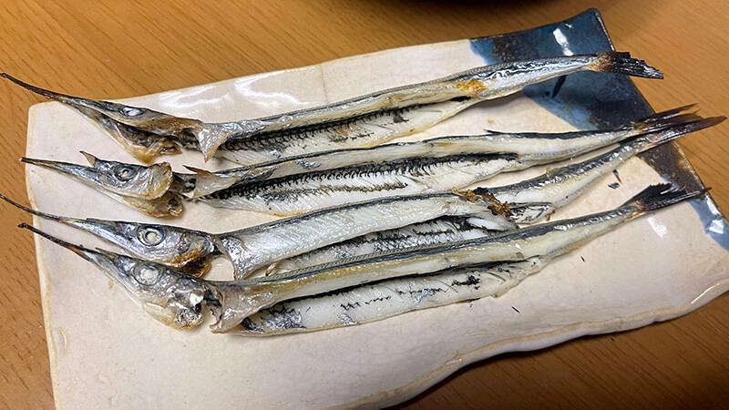 焼き上がったサヨリの一夜干しを皿に並べた状態