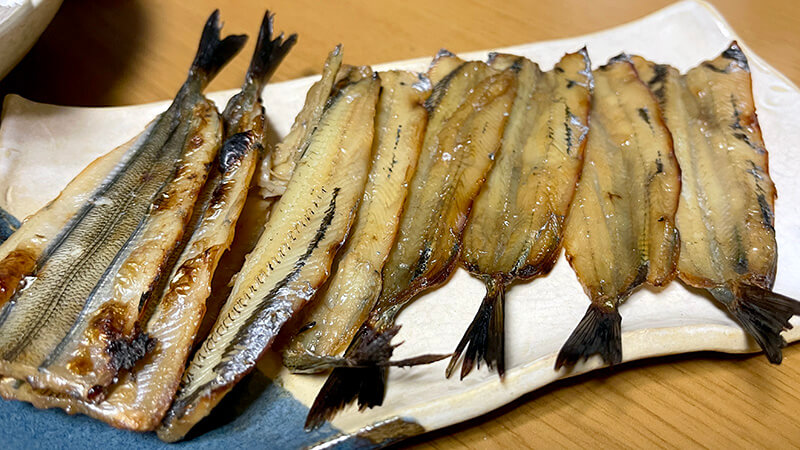 焼き上がったサヨリのみりん干しを皿に盛った写真