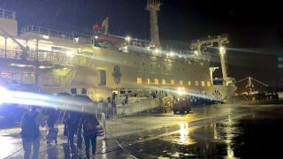 辿り着けるかは五分五分…6年ぶりの新島へ、荒天の中さるびあ丸に乗る