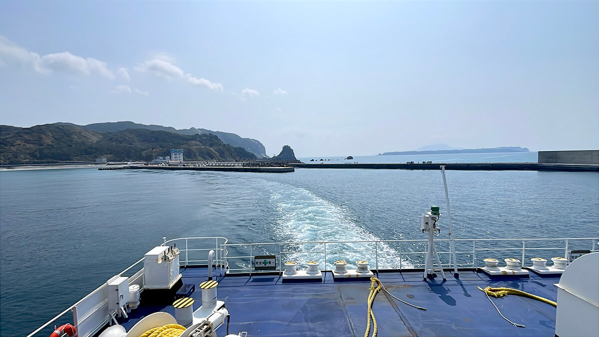 さるびあ丸のデッキから眺める離れていく新島