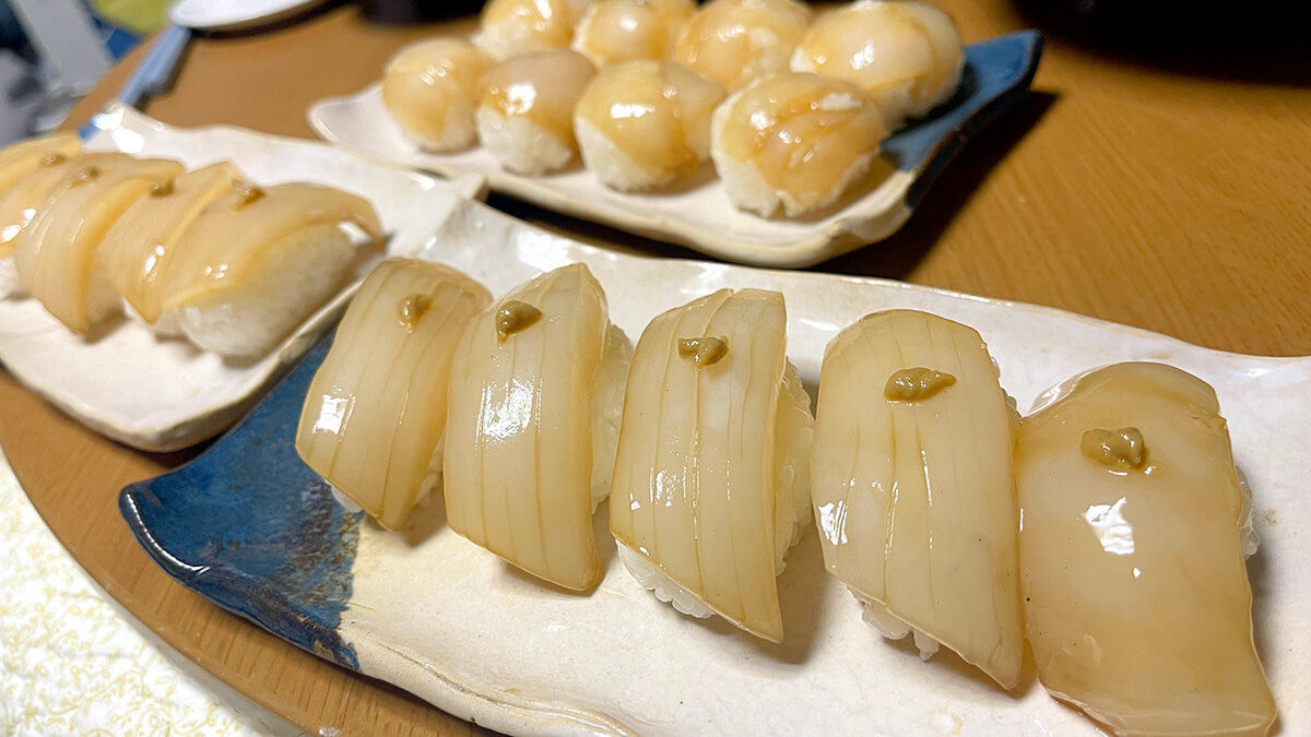 新島で釣ったアオリイカとケンサキイカで作った寿司
