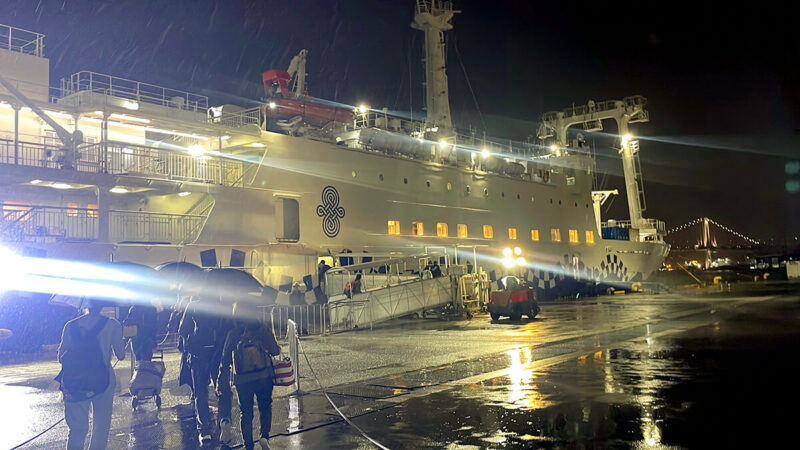 辿り着けるかは五分五分…6年ぶりの新島へ、荒天の中さるびあ丸に乗る