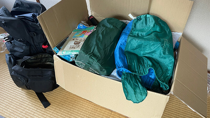 新島へ先送りしたキャンプ道具一式を部屋でまとめた様子