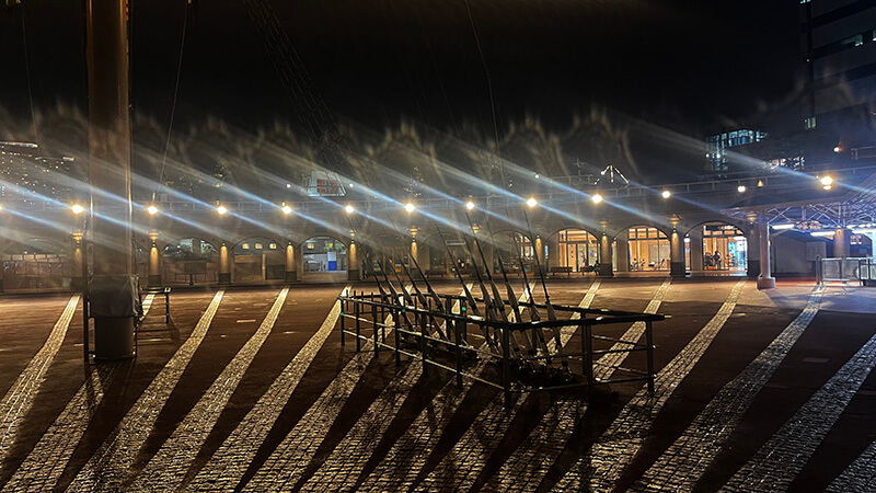 強い風が吹き抜ける夜の竹芝客船ターミナル前
