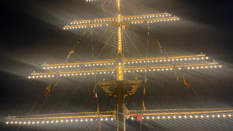 雨粒ににじむ光の中で見上げるマスト