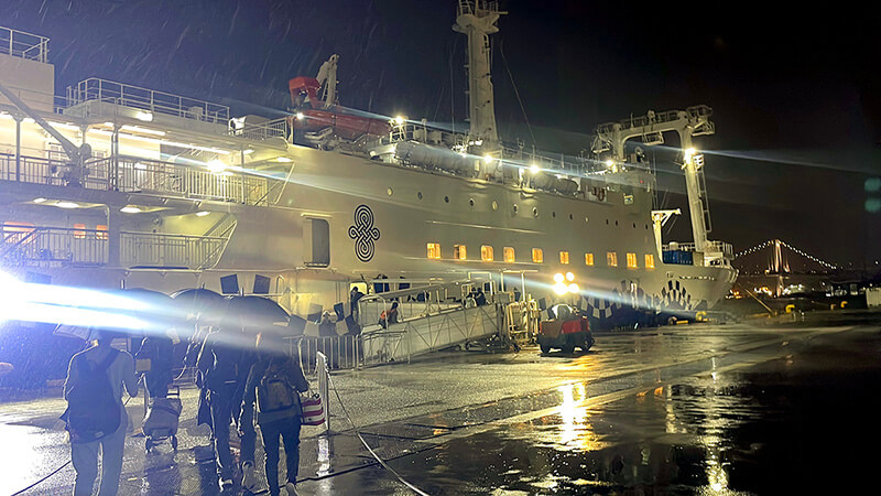 雨の竹芝で出航を待つさるびあ丸の船体
