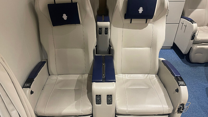 3代目さるびあ丸の白い2等席が並ぶ船内