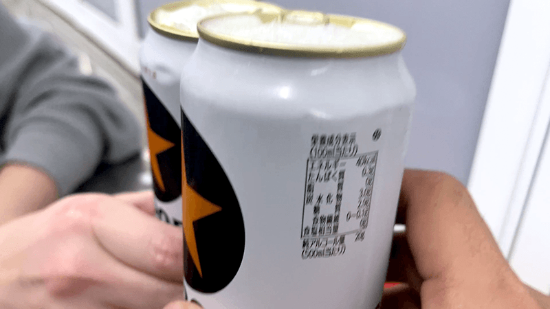 缶ビールで乾杯して旅の始まりを感じる手元