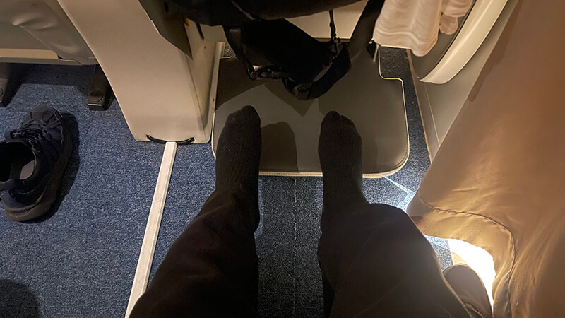 2等椅子席の足元に荷物を置いて休む船内の様子
