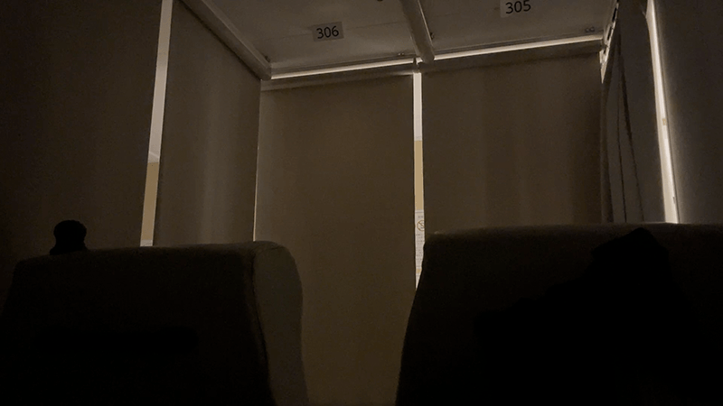 揺れる夜にカーテン越しの暗さが残る船内