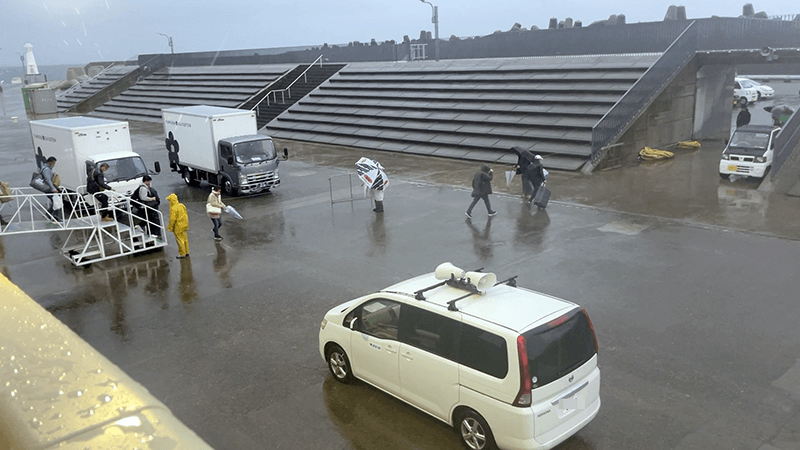 雨の大島港にゆっくり近づく船上からの眺め