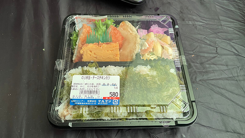 テントの中で食べる昼ののり弁