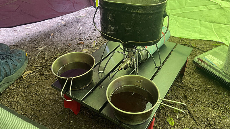 雨のキャンプ場で湯を沸かしコーヒーを飲む時間