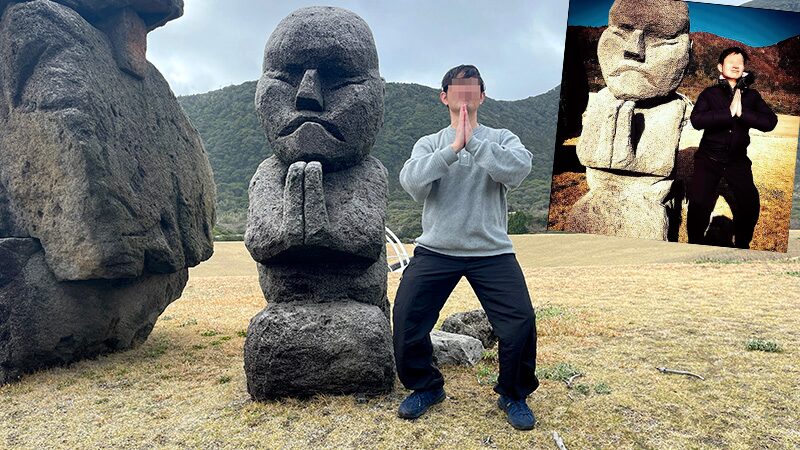 羽伏浦公園のモアイ像の前でポーズを取るヤカン