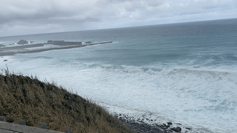 うねりが押し寄せる荒れた羽伏浦の海
