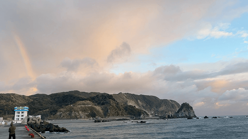 雨上がりの新島港にかかる虹