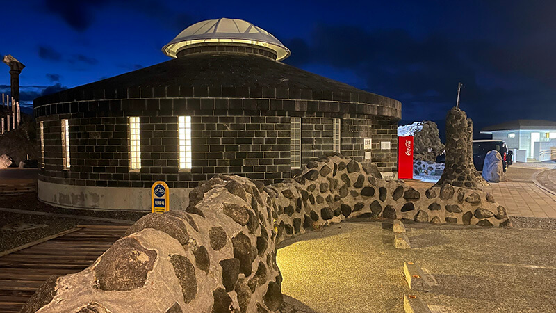夜の湯の浜露天温泉とコーガ石の外観