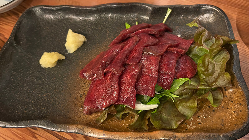 酒が欲しくなる厚切りの馬刺し