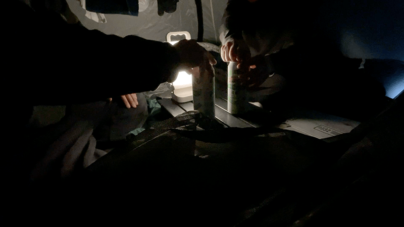 テントに戻ってから灯りの下で始める夜の晩酌