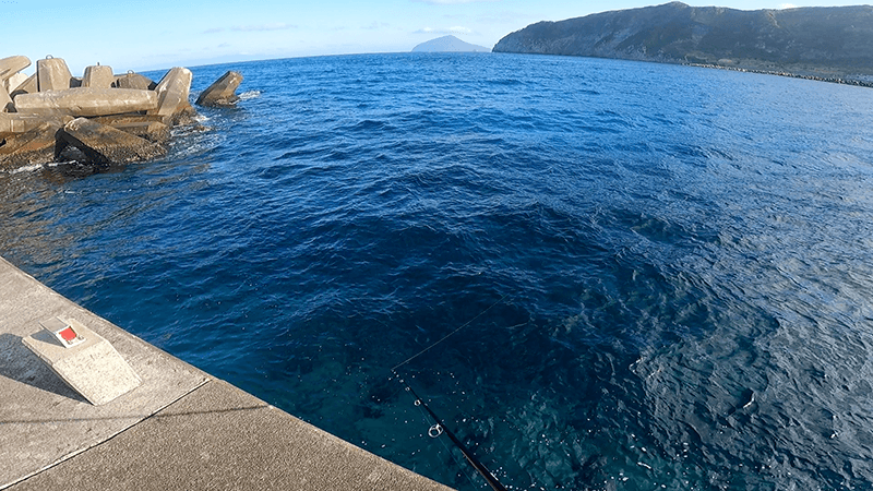 青く澄んだ海が広がる若郷漁港の朝