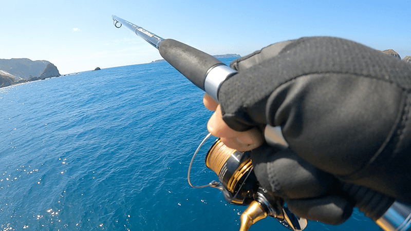 新島港で海の様子を見ながらルアーを投げる朝の釣り