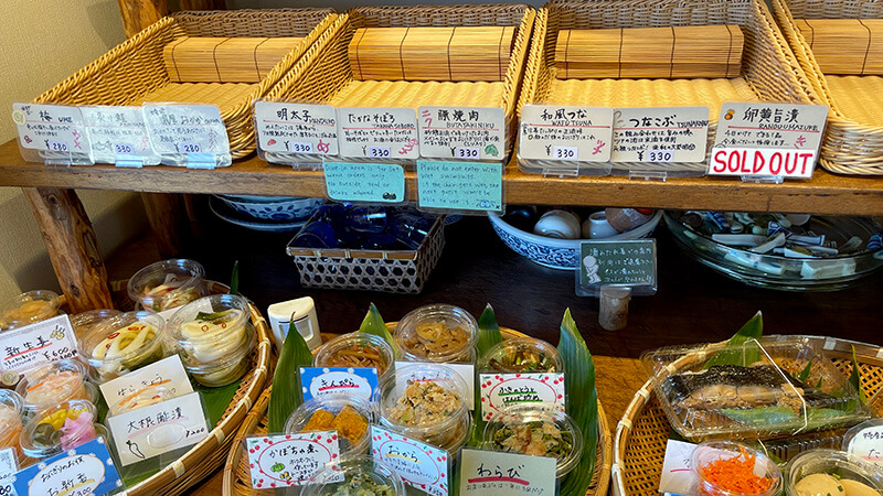 みかさ店内に並ぶおにぎりの具材と惣菜