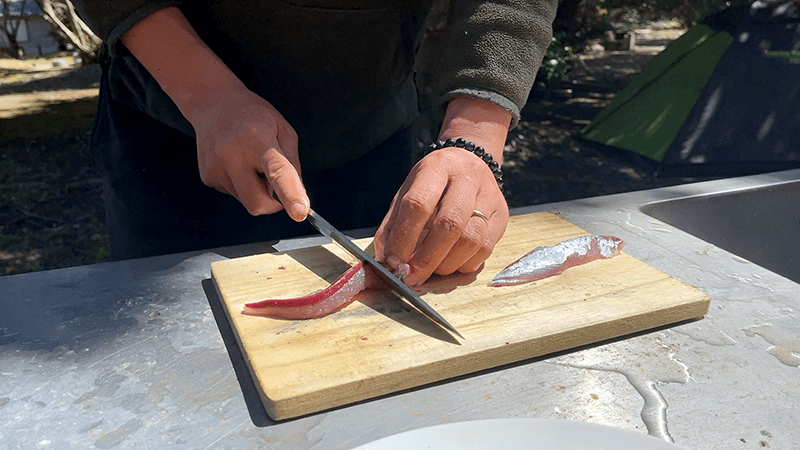 ムロアジを捌いて刺身にしていく昼の準備