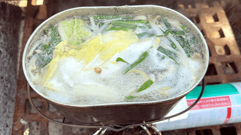 ムロアジのアラで煮立つ味噌汁