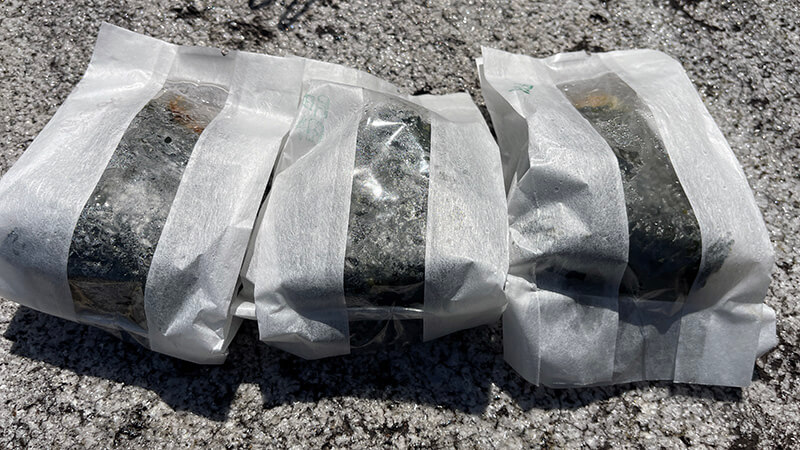 紙に包まれたみかさのおにぎりを並べた様子