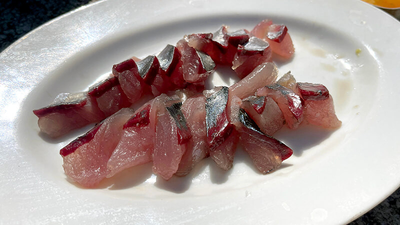 釣れたてのムロアジを刺身にした一皿