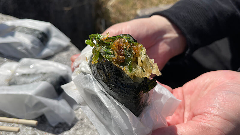 明日葉の具が見えるみかさのおにぎり