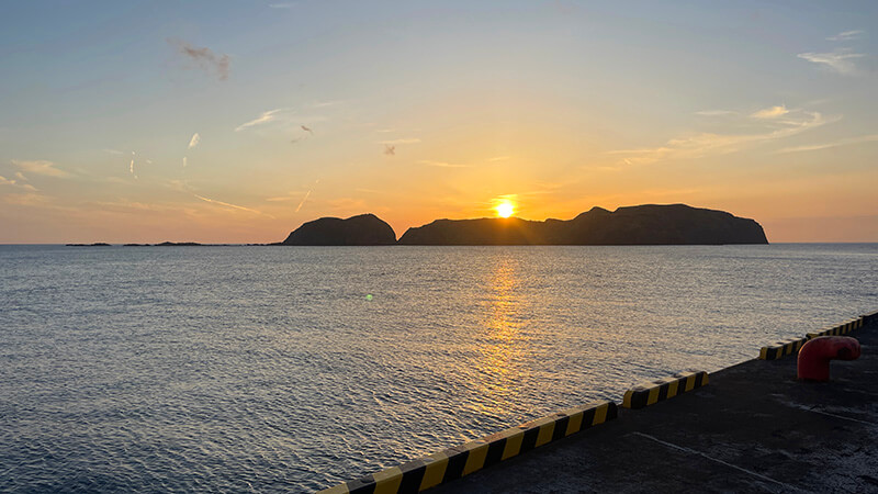 新島港の夕マズメに沈む夕日と静かな海