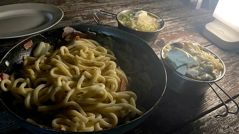 夜釣り前にキャンプ場で作るカルボナーラうどん