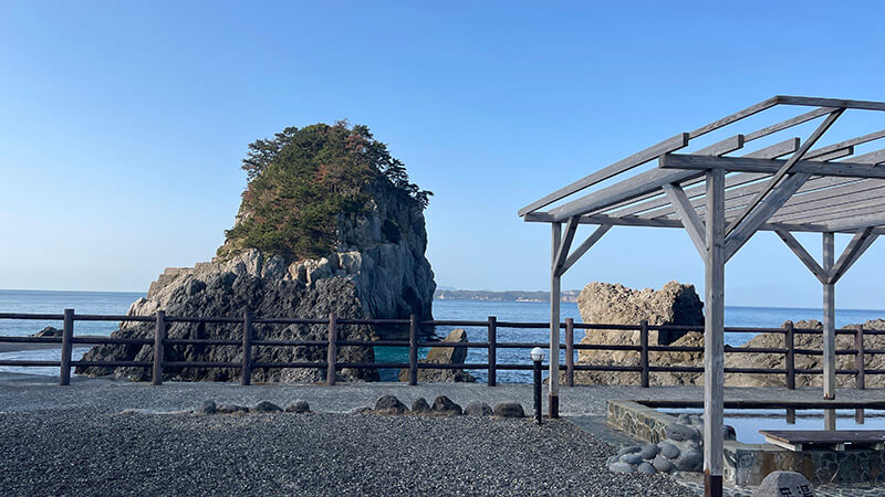 晴れた朝の湯の浜露天温泉と青い海
