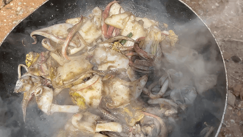 ケンサキイカのゲソと野菜を味噌で炒めるキャンプ飯