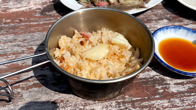 飯盒で炊いたケンサキイカの炊き込みご飯