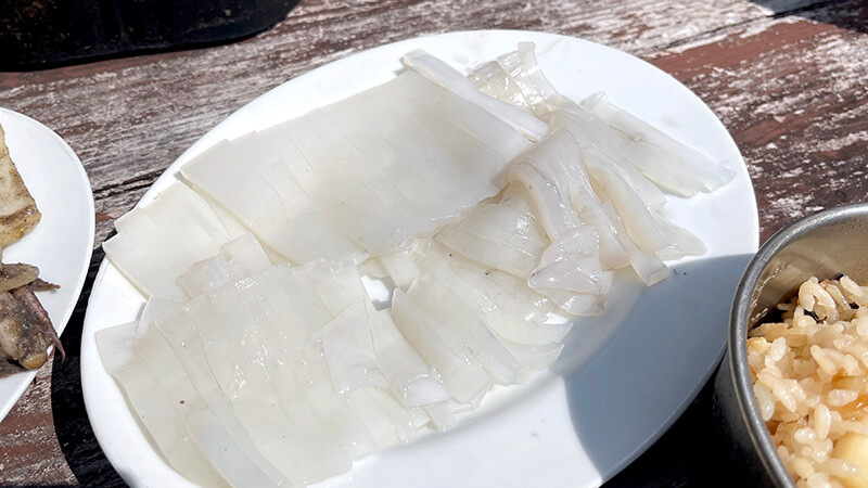 釣れたてのケンサキイカを薄く切ったイカ刺し