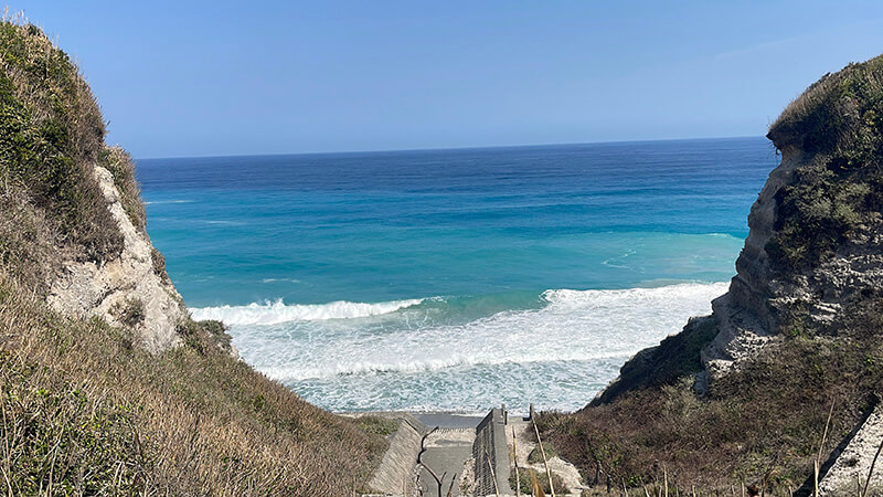 シークレットへ降りる道から見える青い海と白い砂浜